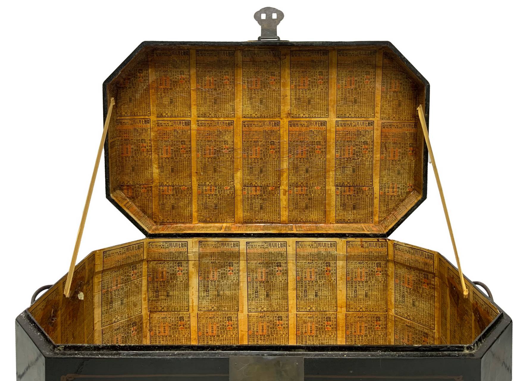 Ancient Chinese travel chest in lacquer wooden, hand-painted on the front with floral decorations on - Image 5 of 6