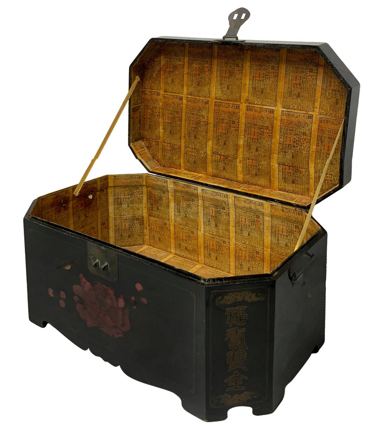 Ancient Chinese travel chest in lacquer wooden, hand-painted on the front with floral decorations on - Image 4 of 5