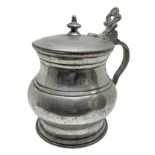 Borraccia pewter with a stopper with a round hook 95, various hallmarkes. H 19 cm