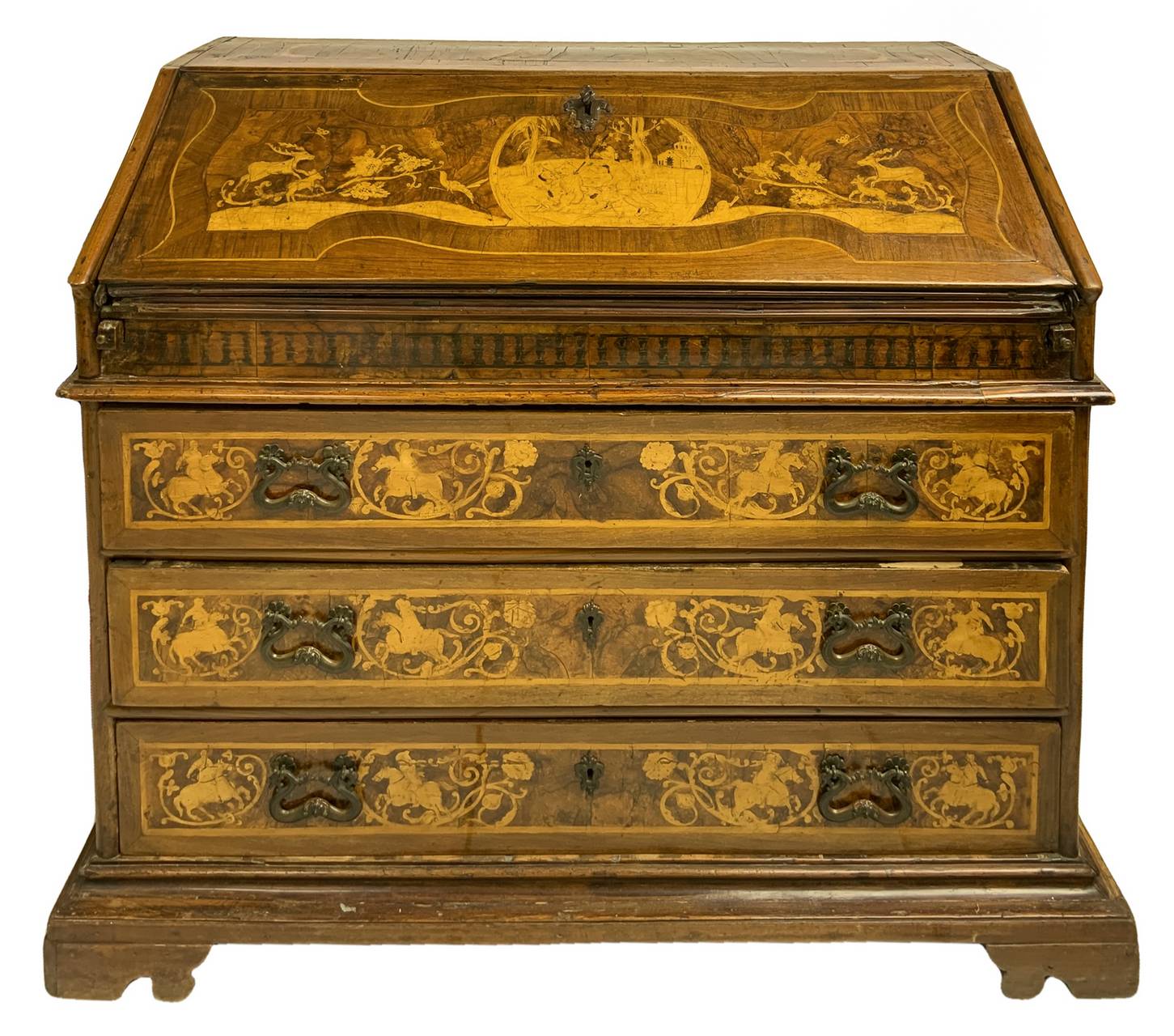 Drawers in walnut with ribalta, eighteenth-century, Lombardy. On the front, three drawers topped wi