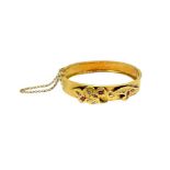 Yellow gold bracelet with gold applications rubies and pearls. Gr 18.4