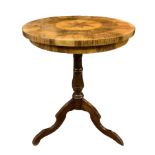 Round Small table with central inlay compass rose, foot three races. H 75 cm, diameter 65 cm surface