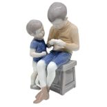 Copenhagen, porcelain statue depicting two children. H 120 cm