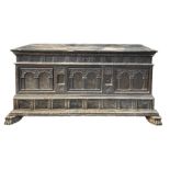 Chest in carved walnut wood front with columns and arches, eighteenth century. H 70 cm Width 140x60