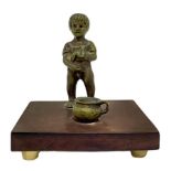 Small bronze depicting child with pot, XX century. H 6.2 cm. Base cm 7,5x6x1.