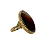 Gold ring with oval agate. 2.65 Cm