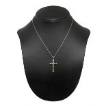 Necklace in white gold cross with emeralds and diamonds. Gr 5.1