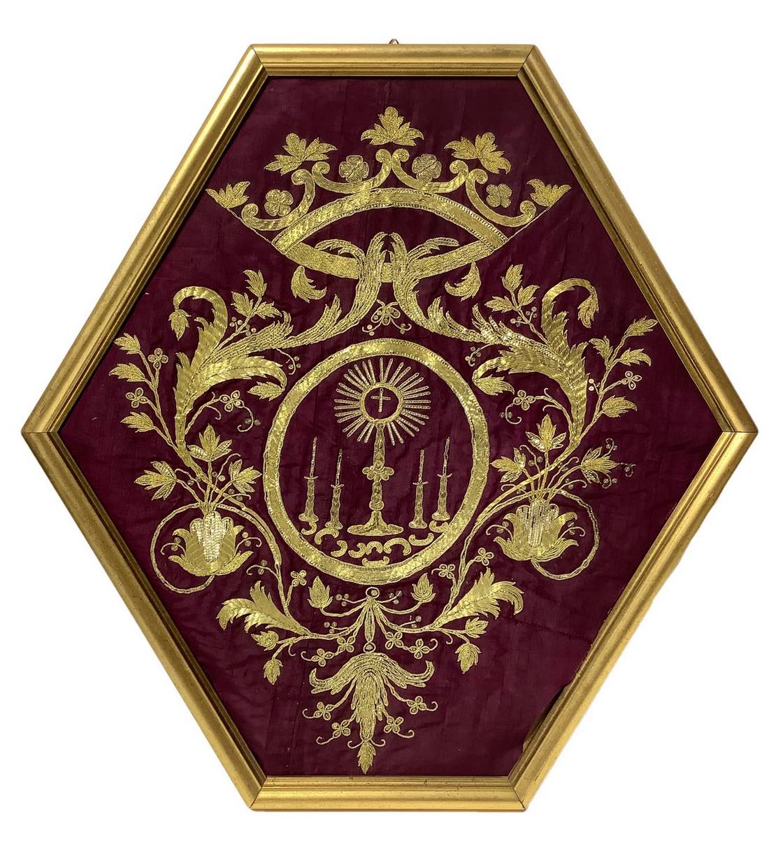 Liturgical clothing embroidered in gold with floral decoration large leaves hexagonal frame. Cm 55x5