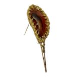 Gold brooch with agate, three glitter