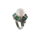 White gold ring with pearl, diamonds and emeralds. Gr 11.7