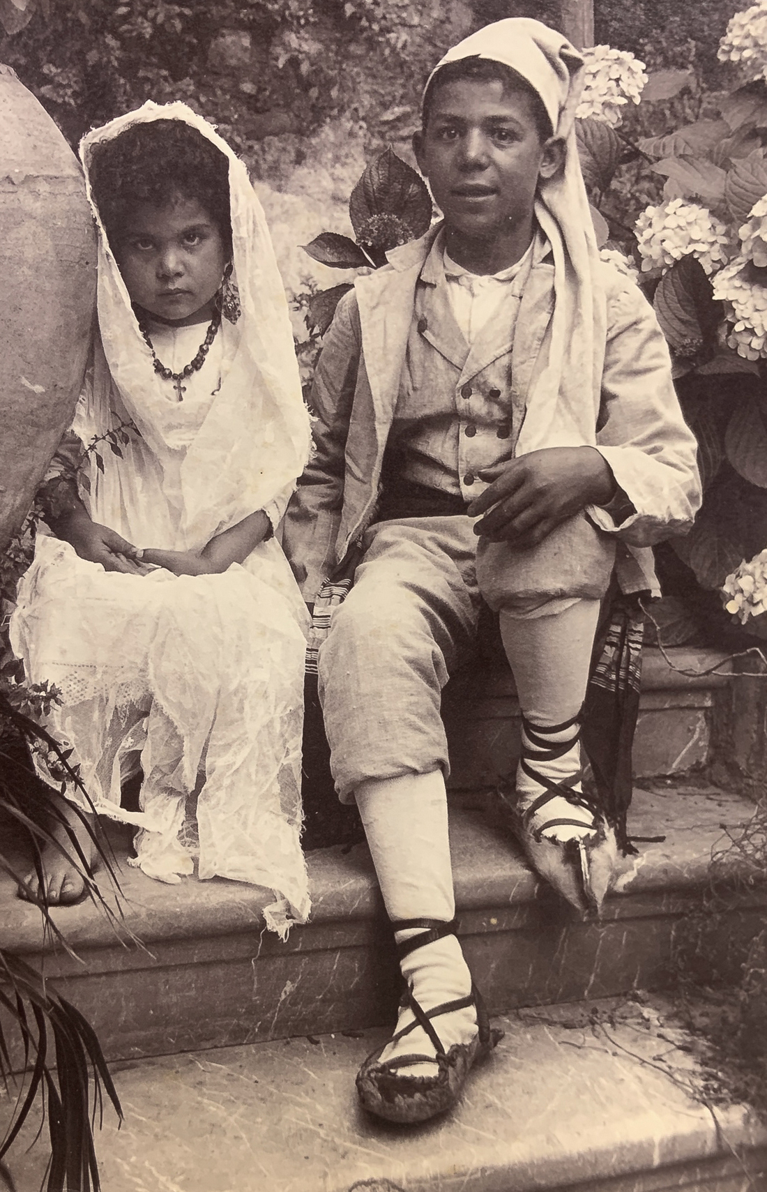 Wilhelm von Gloeden (1856-1931), albumin photos depicting couple of kids in costume Sicilian villa. - Image 2 of 4