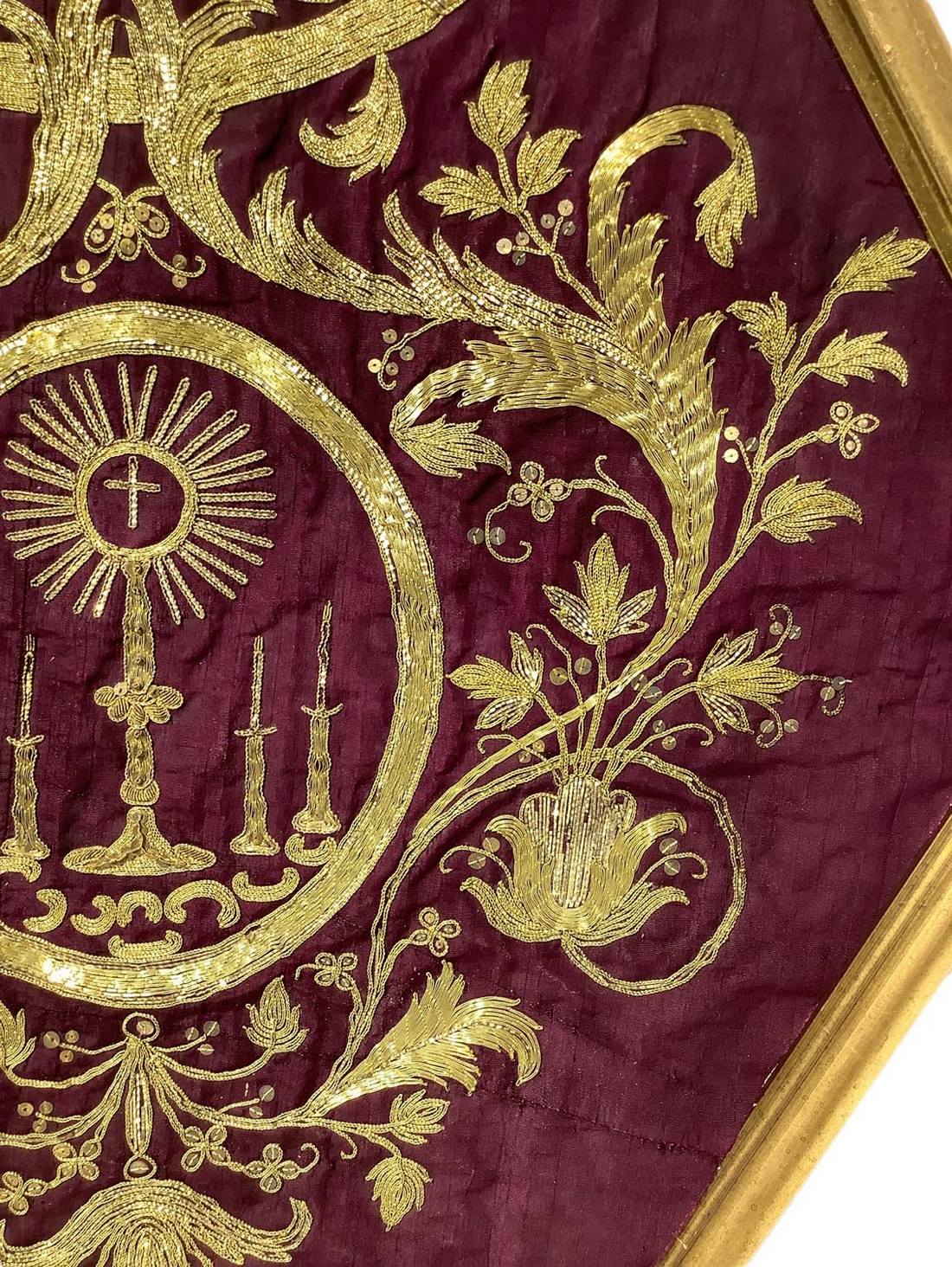 Liturgical clothing embroidered in gold with floral decoration large leaves hexagonal frame. Cm 55x5 - Image 3 of 3