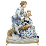 Capodimonte, porcelain statuette depicting gallant Pair of with basket. 20th century. 20x20x13 cm 20