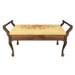 Wooden bench with sitting in floral fabric. H 59x100x37 cm. H 59x100x37 cm