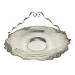 Centerpiece with silver handle. H 7 cm, with 17 cm handle, width cm.29. Decorations at the edge and