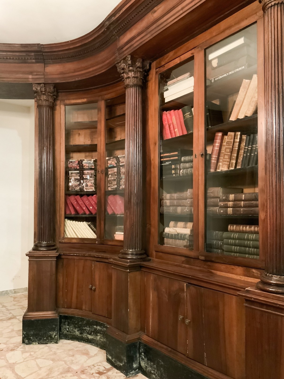 Ancient and magnificent bookcase-Boiserie cabinet in solid walnut wood of Renaissance neoclassical s - Image 3 of 9