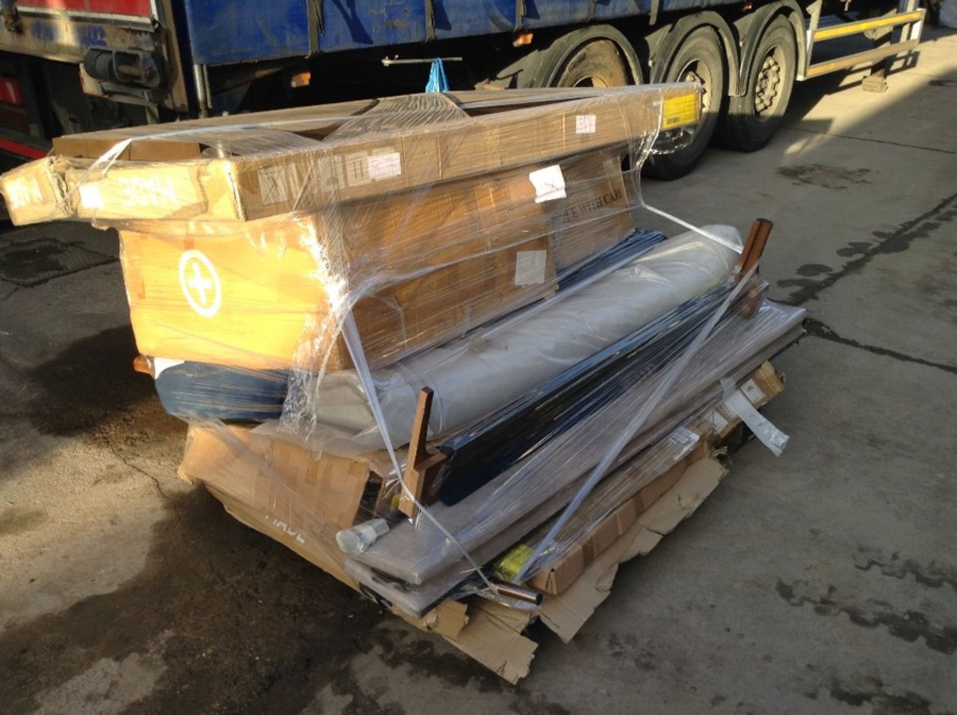 | 11X |PALLETS OF BER.& PART SOFAS SKUS FURNITURE WE HAVE NO DETAIL OF THE QUANTITY ON THESE PALLET - Image 7 of 11