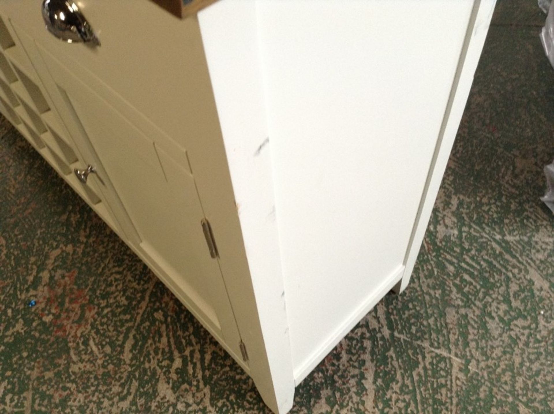 Hampshire White Painted Oak 3 Door Large Sideboard WITH WINE RACK (SCUFFED DAMAGED)(I48 -KEL P05- - Image 2 of 3