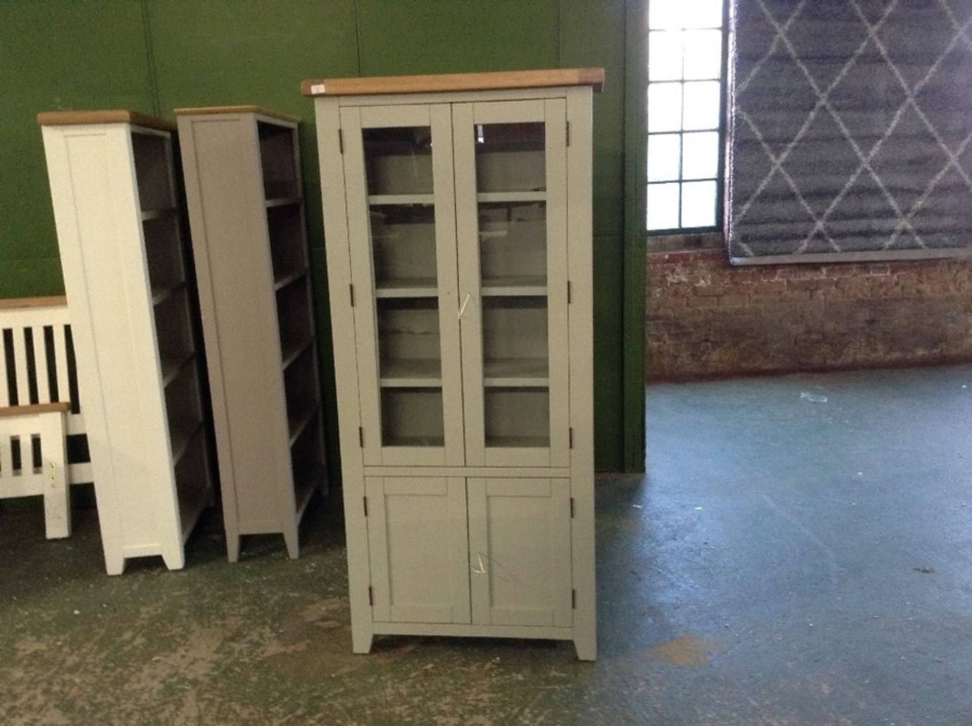 Hampshire Grey Painted Oak Display Cabinet (DAMAGED)(I41 -WXF P37)