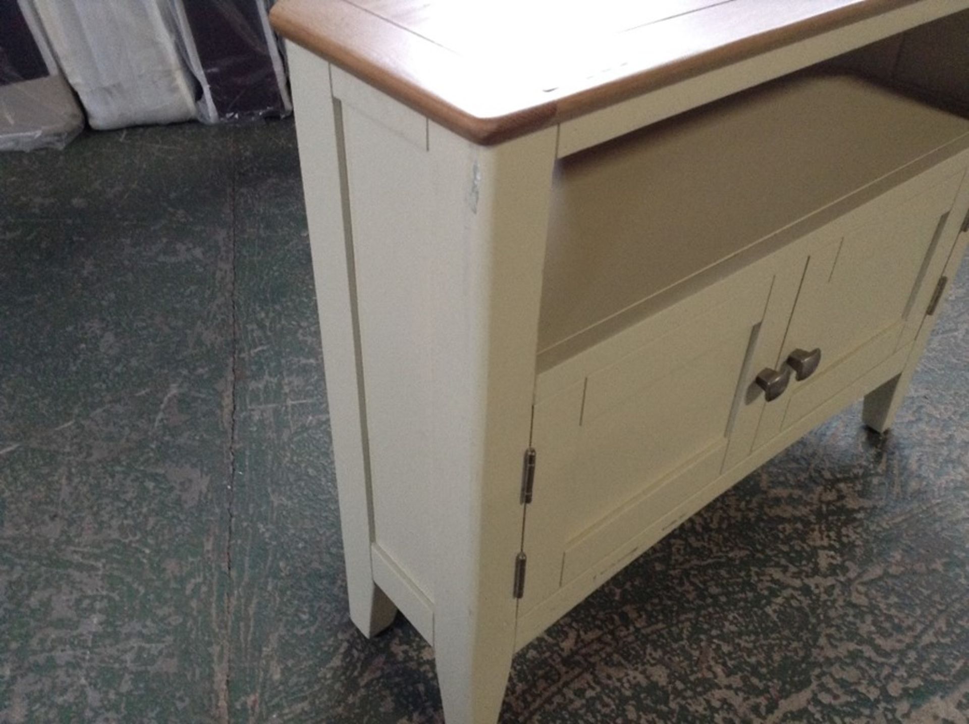 Malvern Shaker Ivory Painted Oak Corner TV Unit (J25 -EV09-89) MARKED,DAMAGED - Image 2 of 3