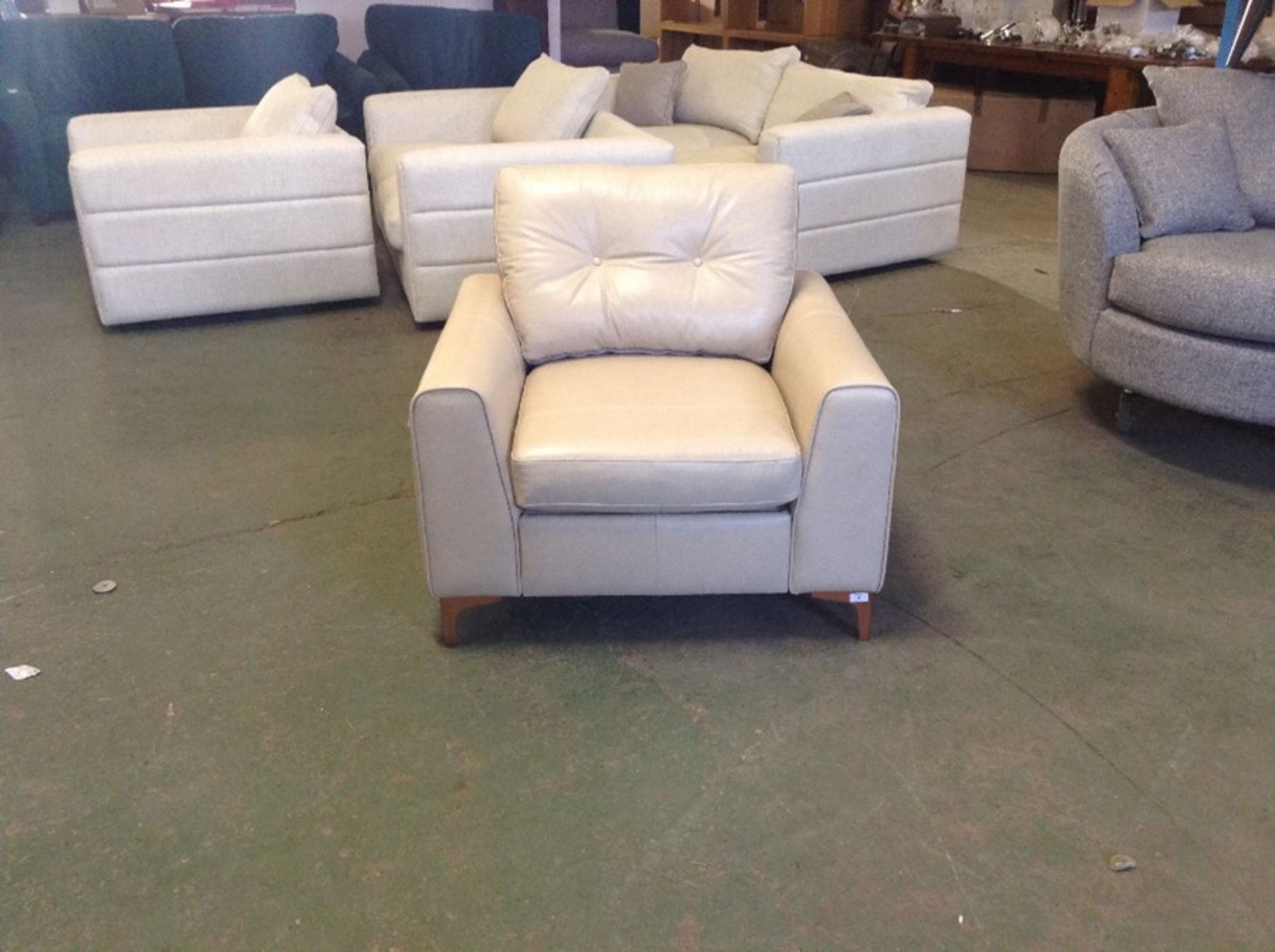 EX SHOWROOM CREAM LEATHER CHAIR (SAMPLE CHAIR ) (G