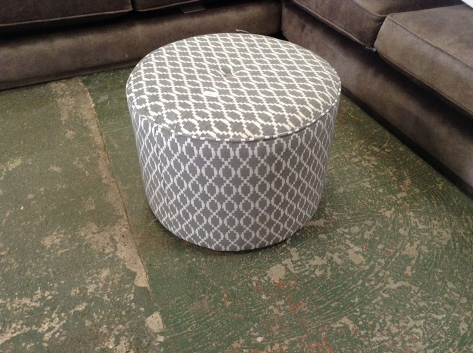 GREY & WHITE PATTERNED ROUND FOOT STOOL HH23