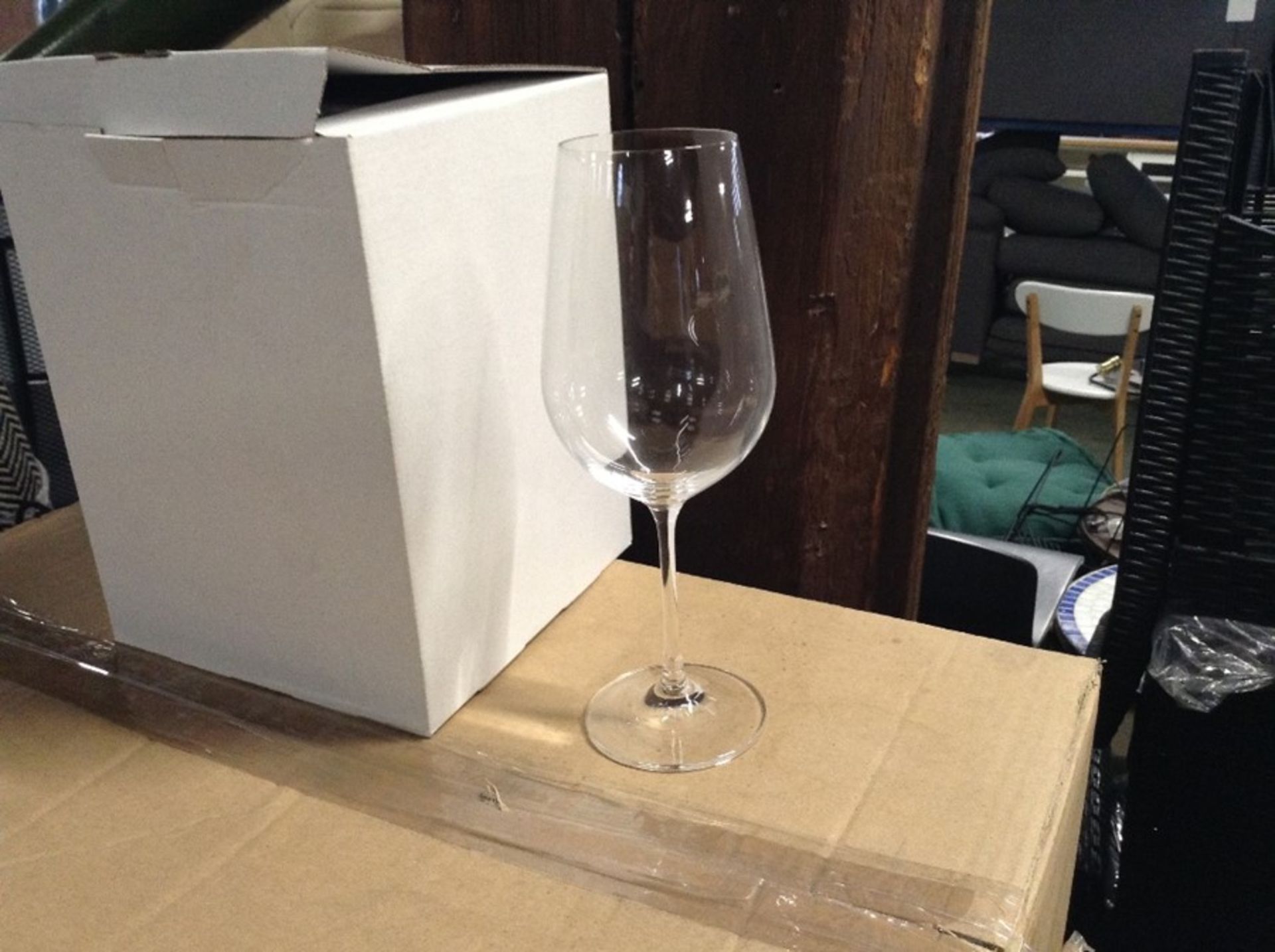 BOX OF APPROX 24 ACHICA LARGE WINE GLASSES