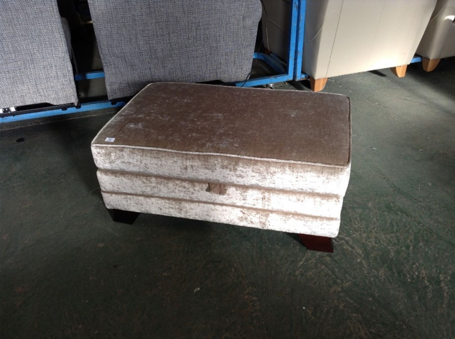 BEIGE STORAGE FOOT STOOL (DAMAGED) HH25-693862