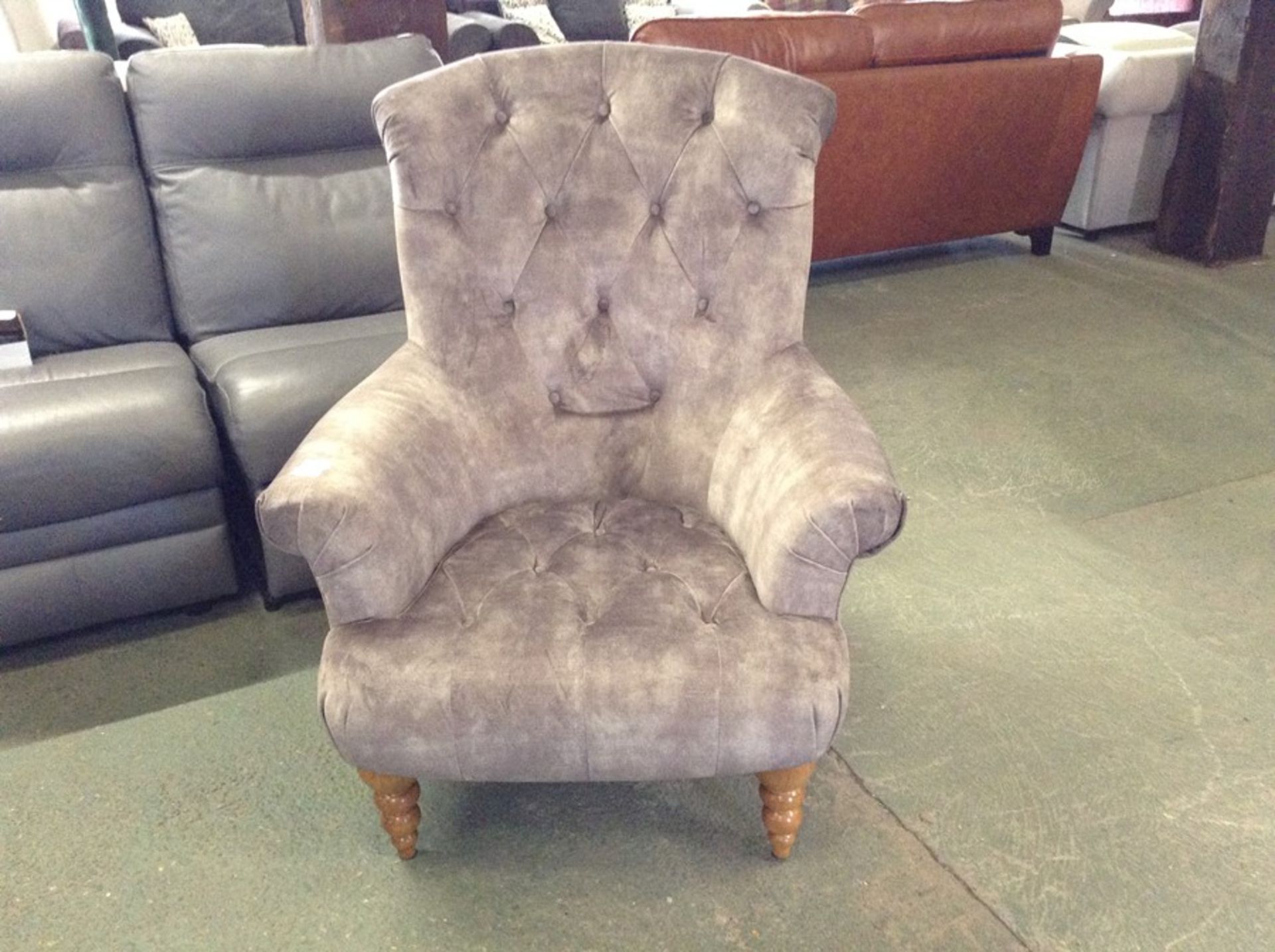 GREY BUTTON BACK ACCENT CHAIR (HH33-154232-52)