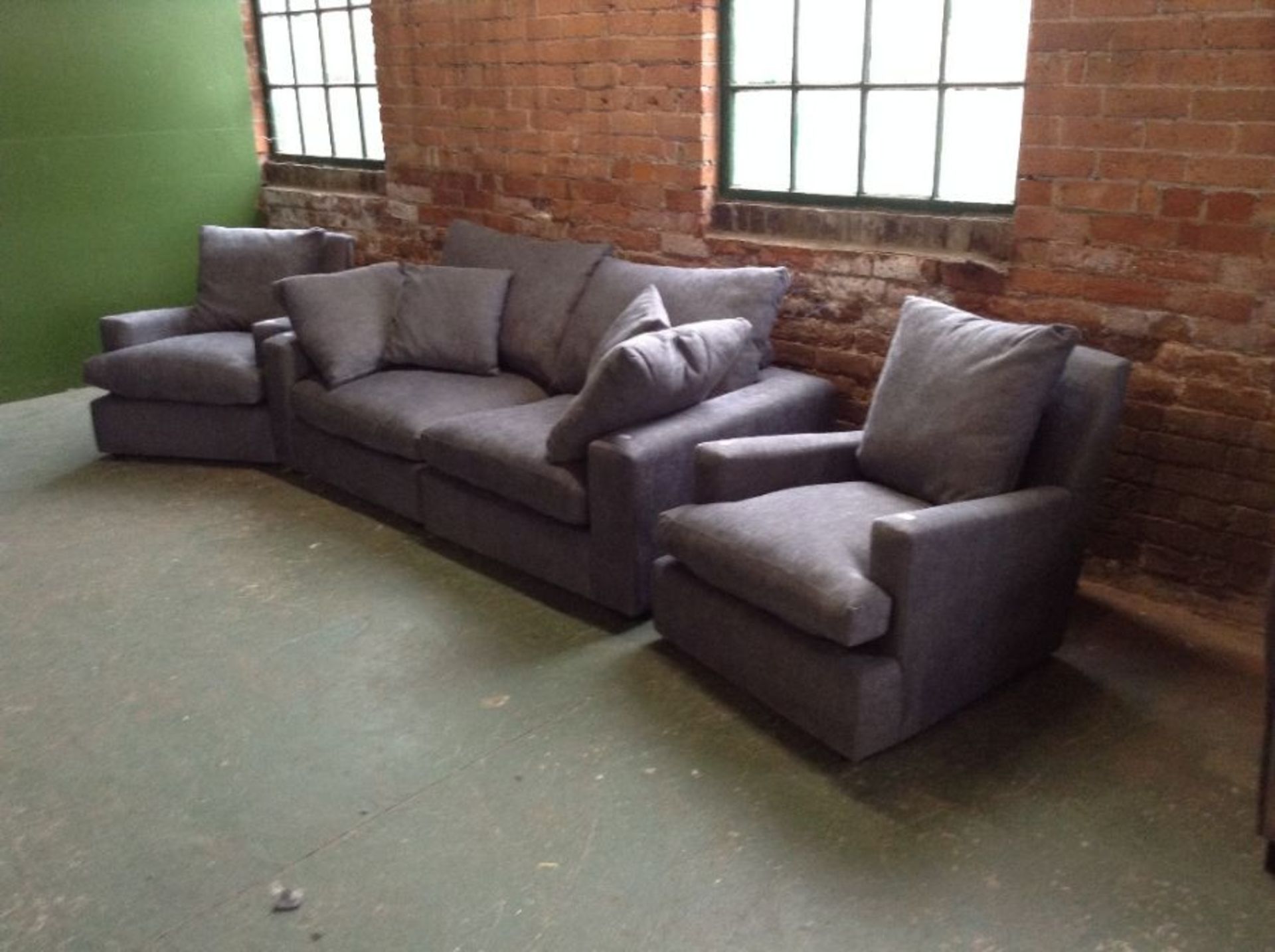 GREY FABRIC 3 SEATER SOFA AND 2 X CHAIRS)(HH39-720