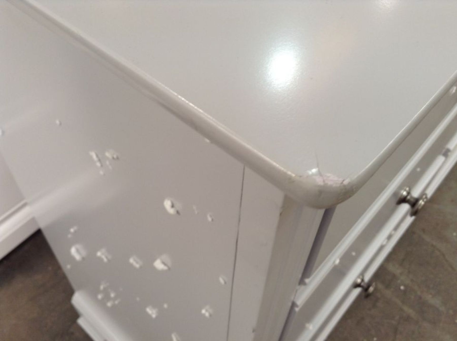 Banbury Grey Painted 6 Drawer Chest (A72 -BP-6DC-G)(DAMAGED SCRATCHED) - Image 3 of 4