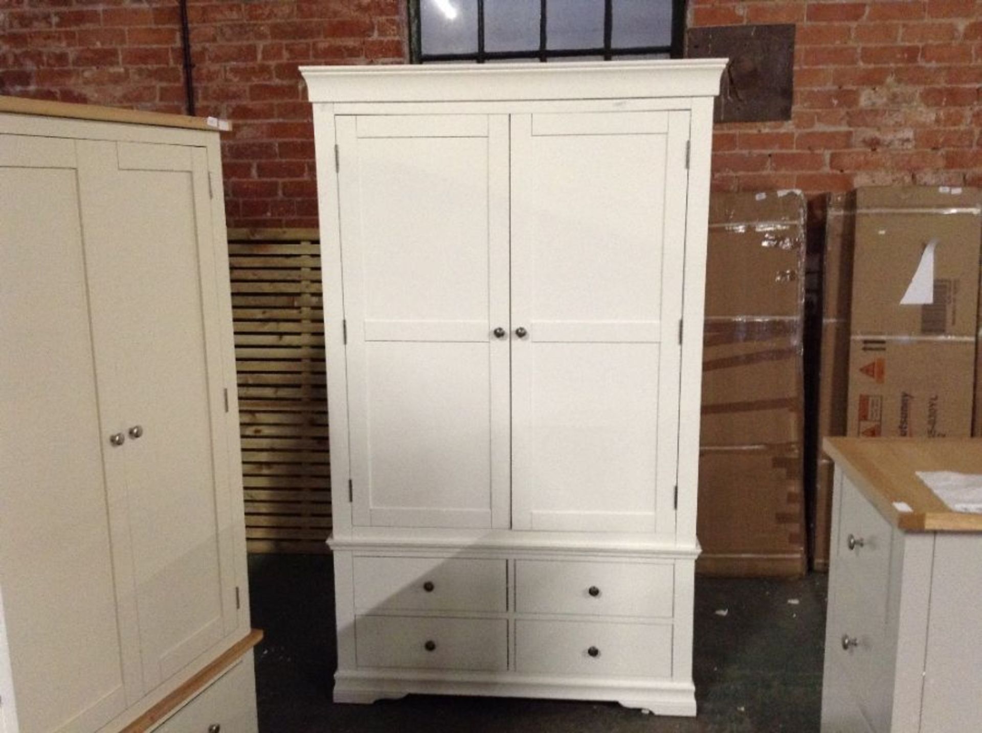 Florence White Painted 2 Door 4 Drawer Gents Wardrobe (H/117 -SW-GWR-W)(DAMAGED)