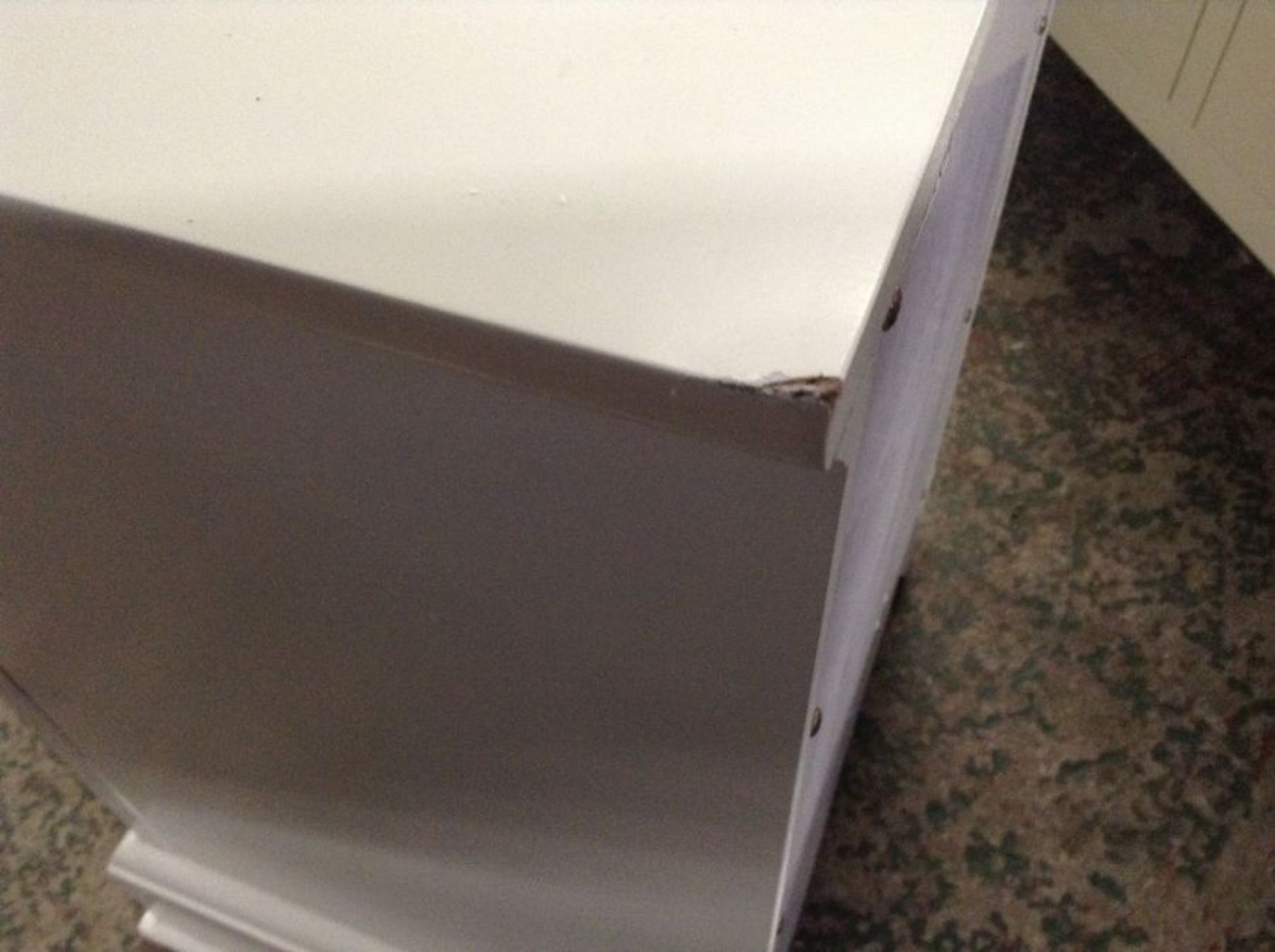 Banbury White Painted Large Bedside Table (H/81 -BP-LBSC-W)(DAMAGED) - Image 3 of 3