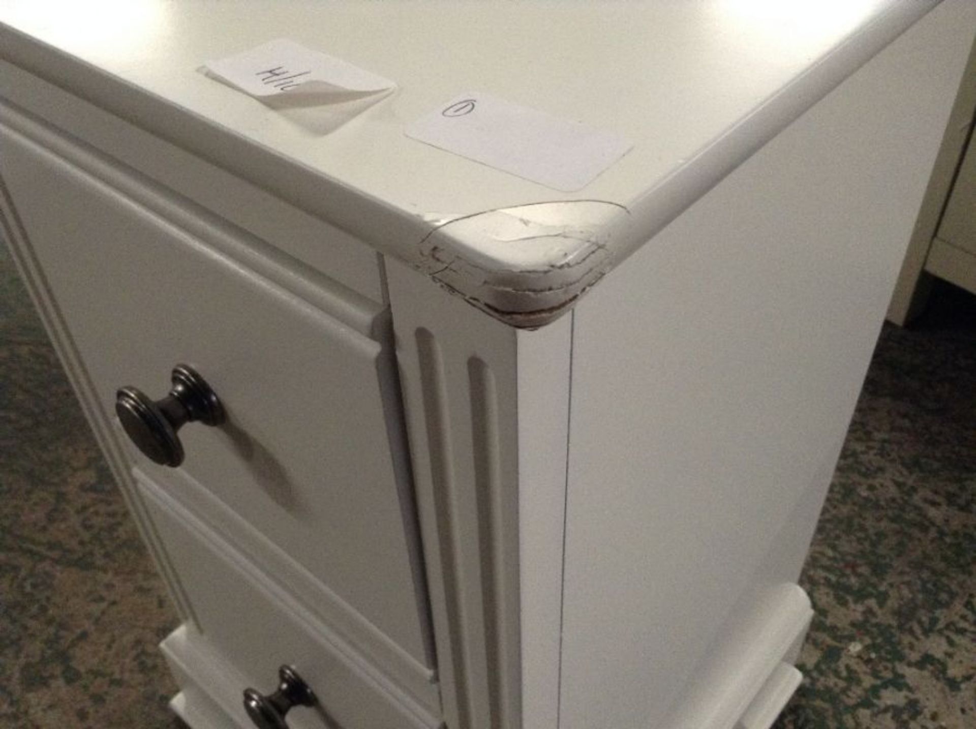 Banbury White Painted Small Bedside Table (H/10 -BP-SBSC-W)(DAMAGED) - Image 2 of 2