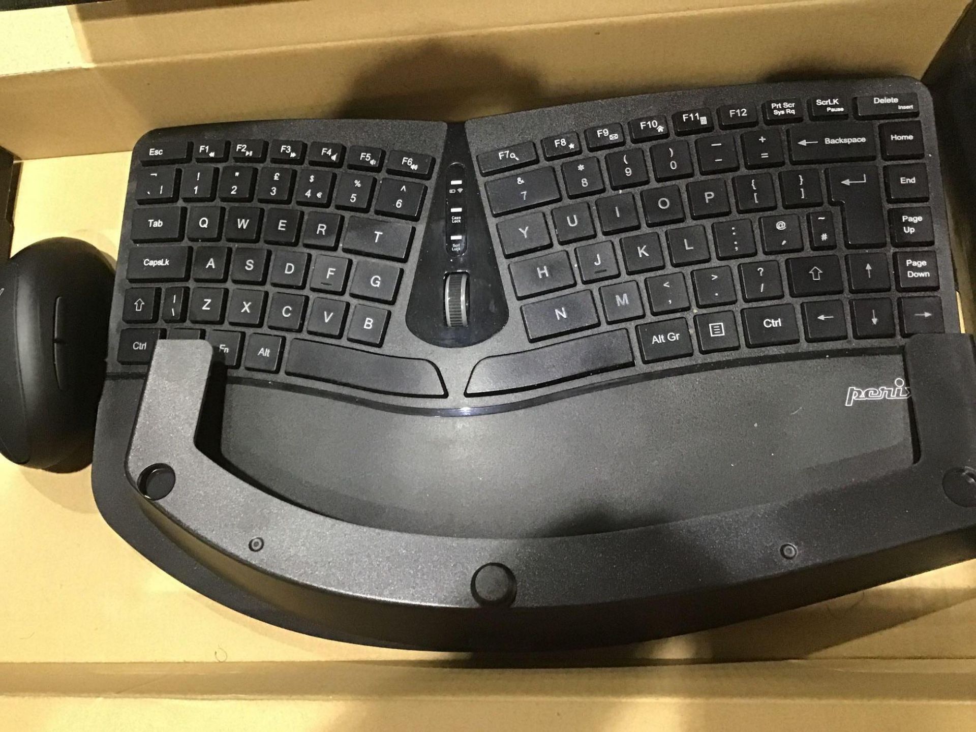 Perixx PERIDUO-606 Wireless Mini Ergonomic Keyboard and Vertical Mouse Combo,UK Layout - Image 2 of 4