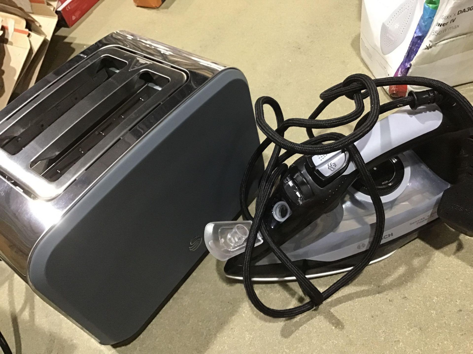 2 Slice Toaster | Bosch TDA3022GB Sensixx'x DA30 Steam Iron, 2850 W, Black/Grey - Image 2 of 4