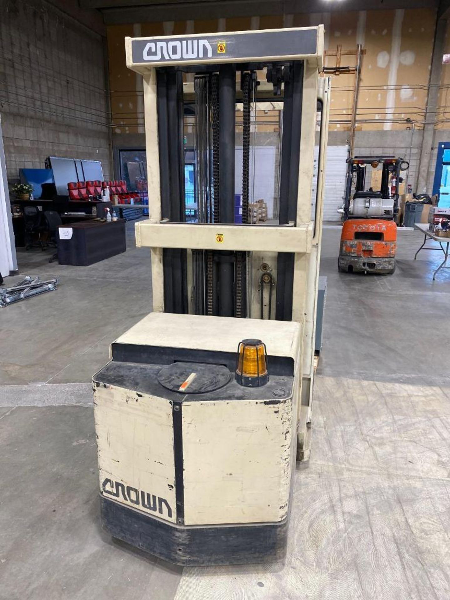 Crown 30SP36TT Electric Lift Truck, 10,096hrs Showing w/ Battery Charger - Image 5 of 11