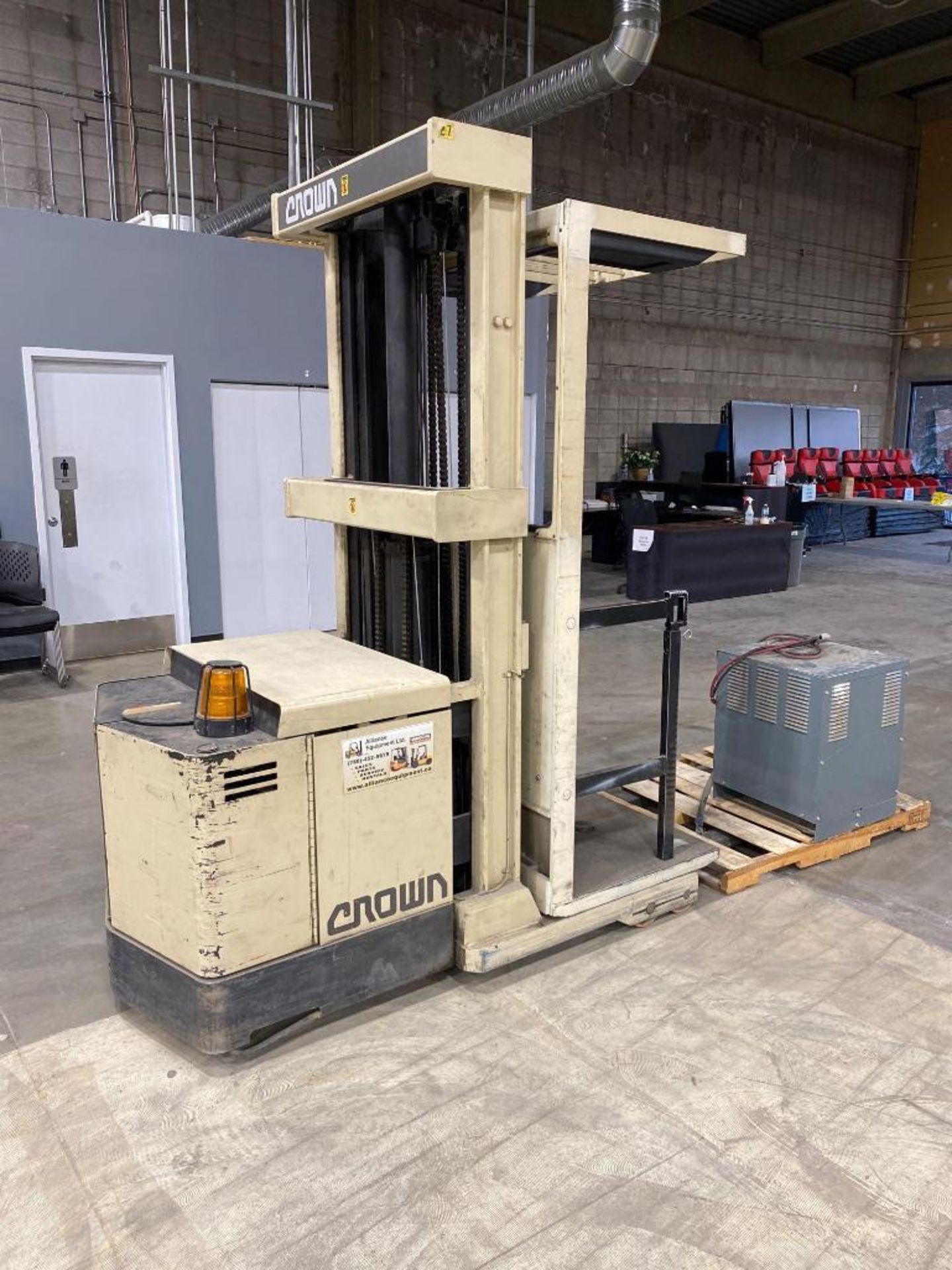 Crown 30SP36TT Electric Lift Truck, 10,096hrs Showing w/ Battery Charger - Image 4 of 11