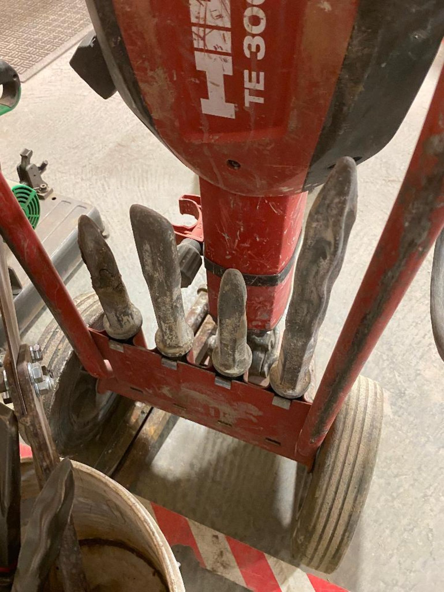 HILTI TE3000 AVR Heavy Duty Electric Jack Hammer w/ Asst. Bits - Image 5 of 7