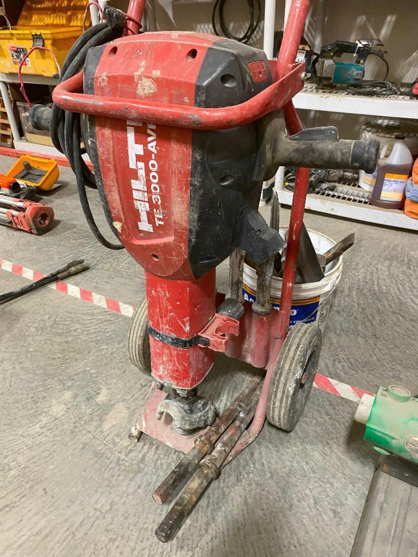 HILTI TE3000 AVR Heavy Duty Electric Jack Hammer w/ Asst. Bits - Image 2 of 7