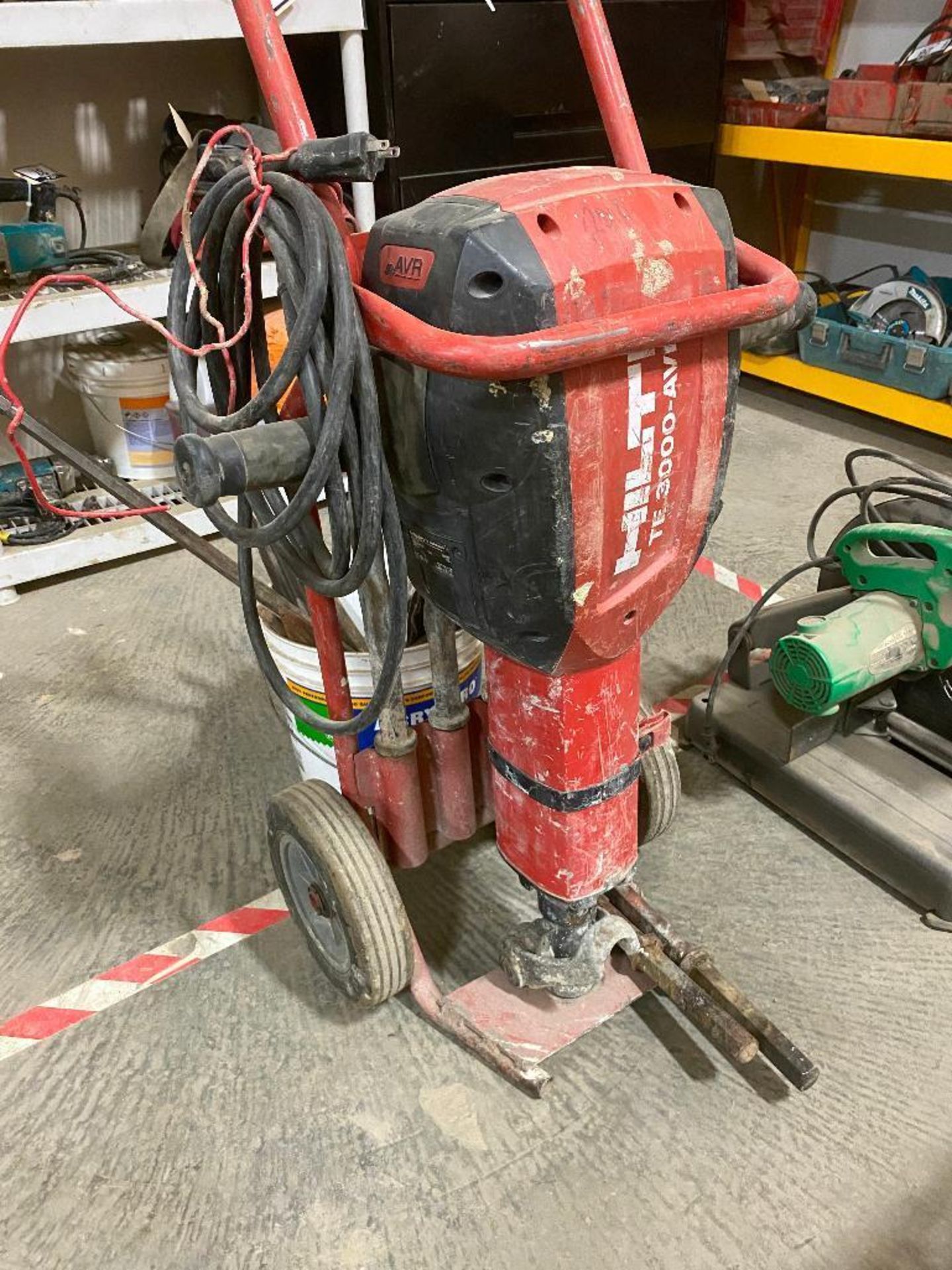 HILTI TE3000 AVR Heavy Duty Electric Jack Hammer w/ Asst. Bits - Image 3 of 7