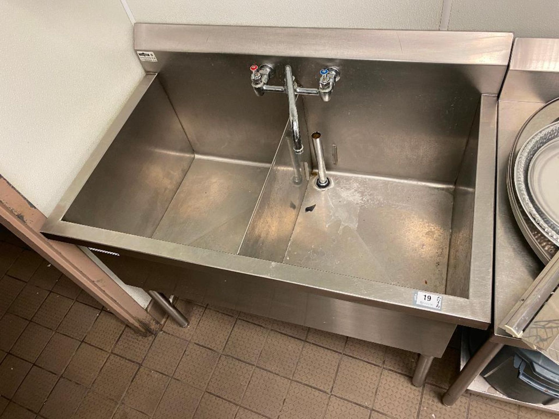 TRIMEN 2 WELL STAINLESS STEEL SINK - NOTE: REQUIRES DISCONNECT, PLEASE INSPECT - Image 3 of 3