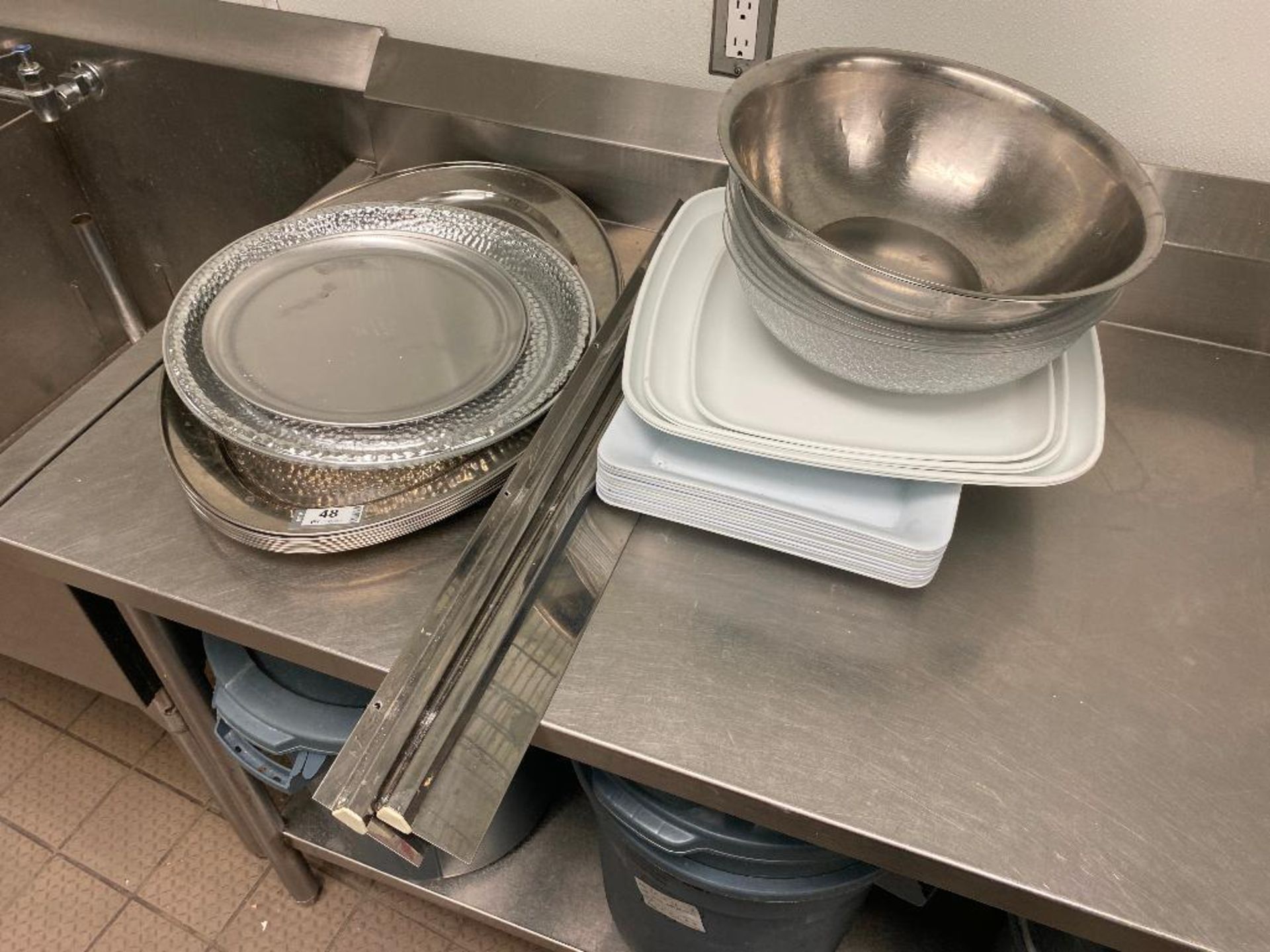 LOT OF ASSORTED STAINLESS STEEL & PLASTIC SERVING PLATTERS, PLASTIC AND STAINLESS MIXING BOWLS & 2 O - Bild 2 aus 3