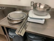 LOT OF ASSORTED STAINLESS STEEL & PLASTIC SERVING PLATTERS, PLASTIC AND STAINLESS MIXING BOWLS & 2 O