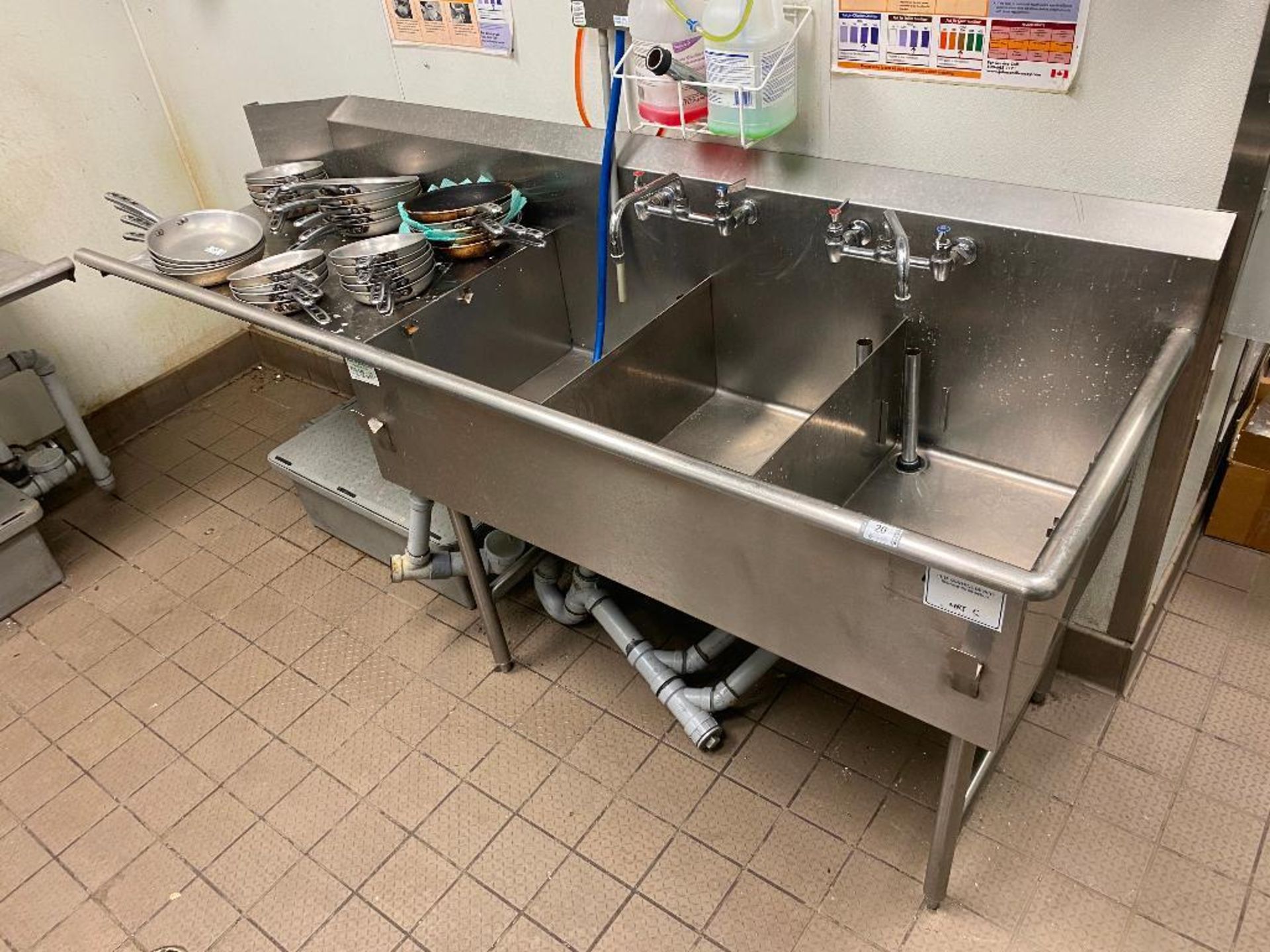 3 WELL SINK WITH LEFT HAND DRAIN BOARD, 2 TAPS & GREASE TRAP - NOTE: REQUIRES DISCONNECT, PLEASE INS - Bild 2 aus 4