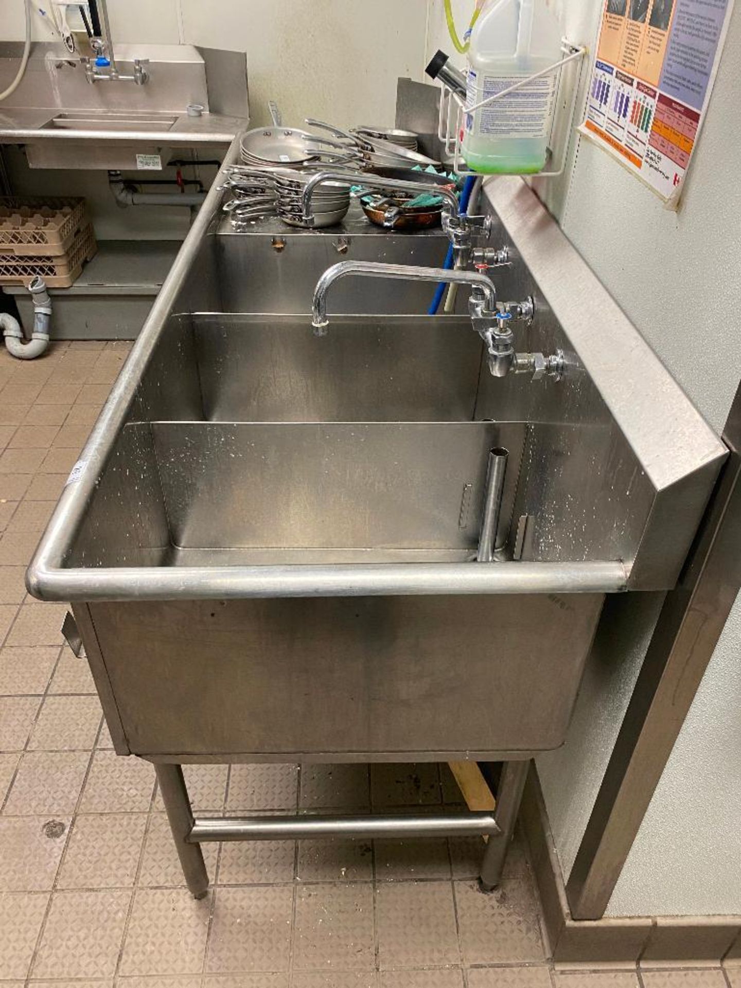 3 WELL SINK WITH LEFT HAND DRAIN BOARD, 2 TAPS & GREASE TRAP - NOTE: REQUIRES DISCONNECT, PLEASE INS - Bild 3 aus 4