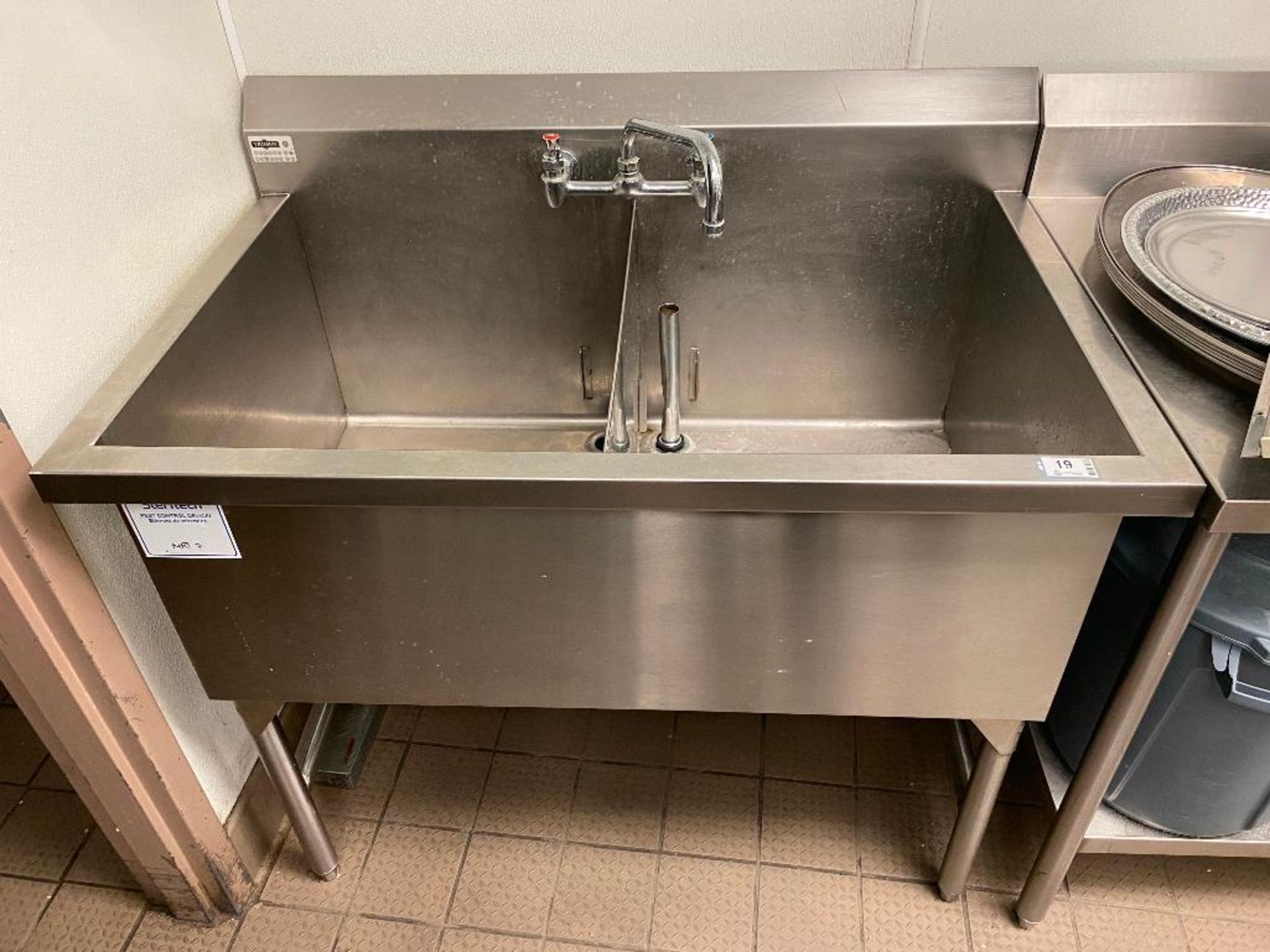 TRIMEN 2 WELL STAINLESS STEEL SINK - NOTE: REQUIRES DISCONNECT, PLEASE INSPECT - Image 2 of 3