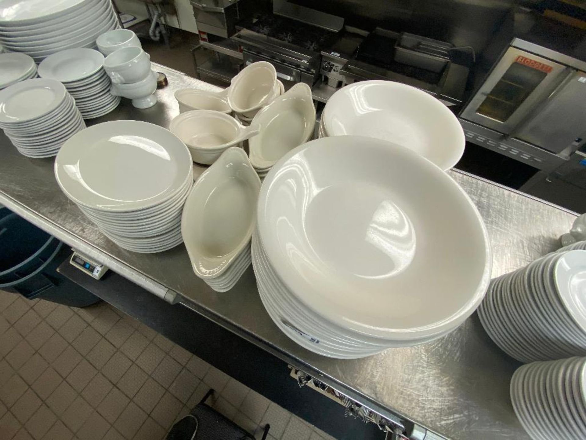 LOT OF ASSORTED DINNERWARE INCLUDING: PLATES, BOWLS, SOUP BOWLS & LASAGNA BOWLS - Image 4 of 4