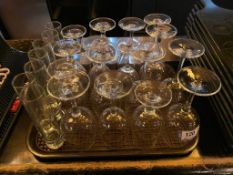 TRAY OF ASSORTED GLASSES INCLUDING: WINE GLASSES
