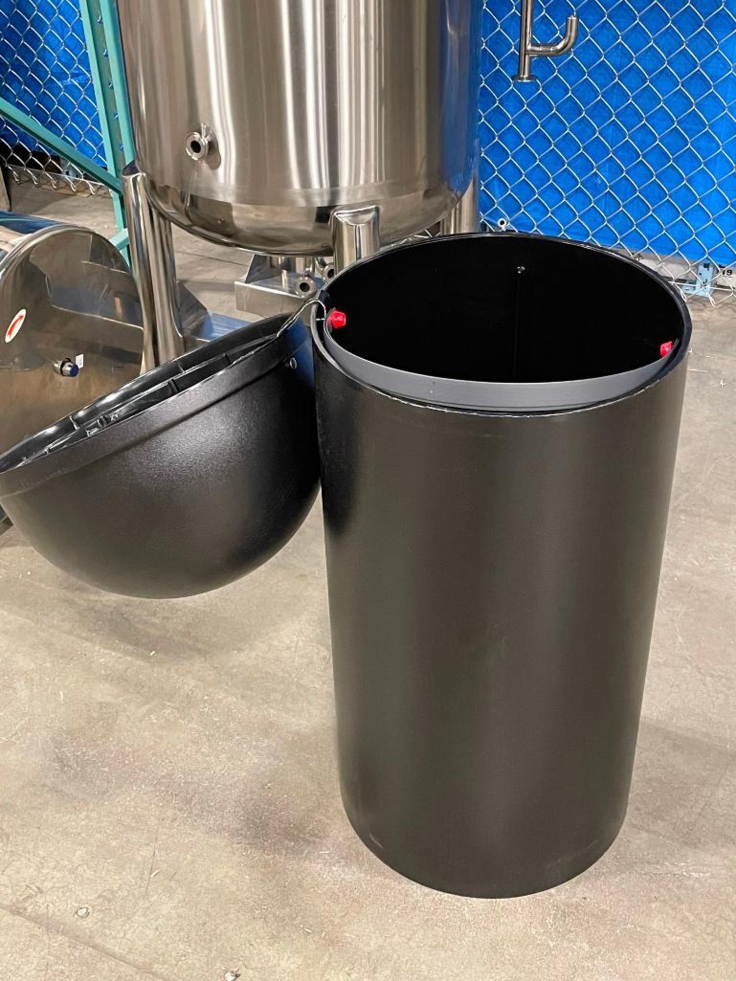 25 GALLON TRASH CAN, RUBBERMAID 8170-88, NEW - Image 2 of 2